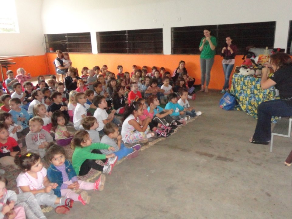 CONTAR HISTÓRIAS É UM ATO ENTRELAÇADO Á BRINCAR...