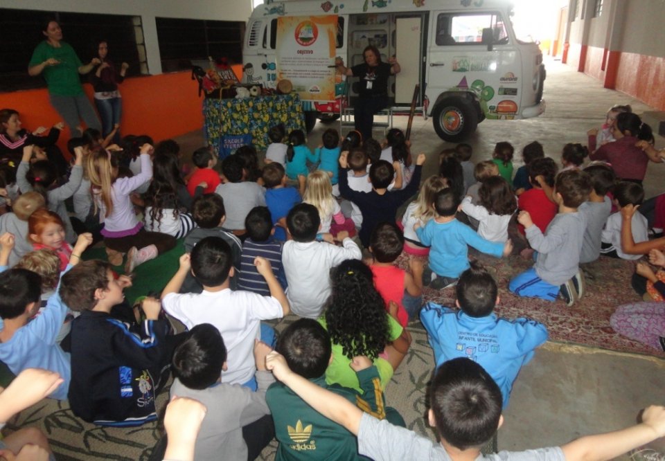 CONTAR HISTÓRIAS É UM ATO ENTRELAÇADO Á BRINCAR...