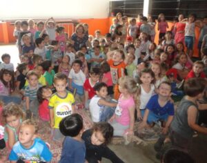 CONTAR HISTÓRIAS É UM ATO ENTRELAÇADO Á BRINCAR...