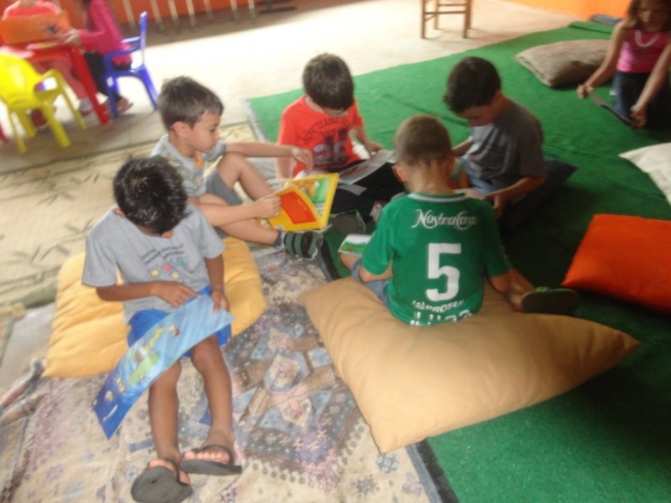 CONTAR HISTÓRIAS É UM ATO ENTRELAÇADO Á BRINCAR...