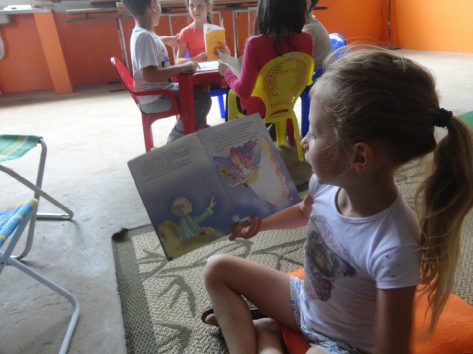 CONTAR HISTÓRIAS É UM ATO ENTRELAÇADO Á BRINCAR...