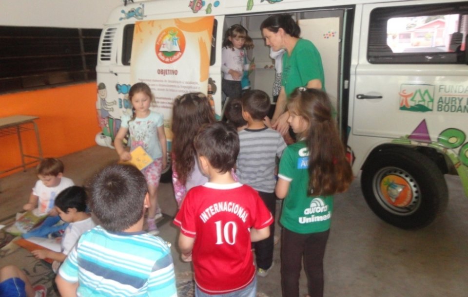 CONTAR HISTÓRIAS É UM ATO ENTRELAÇADO Á BRINCAR...