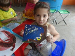 CONTAR HISTÓRIAS É UM ATO ENTRELAÇADO Á BRINCAR...