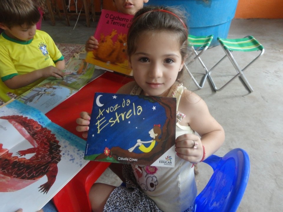 CONTAR HISTÓRIAS É UM ATO ENTRELAÇADO Á BRINCAR...