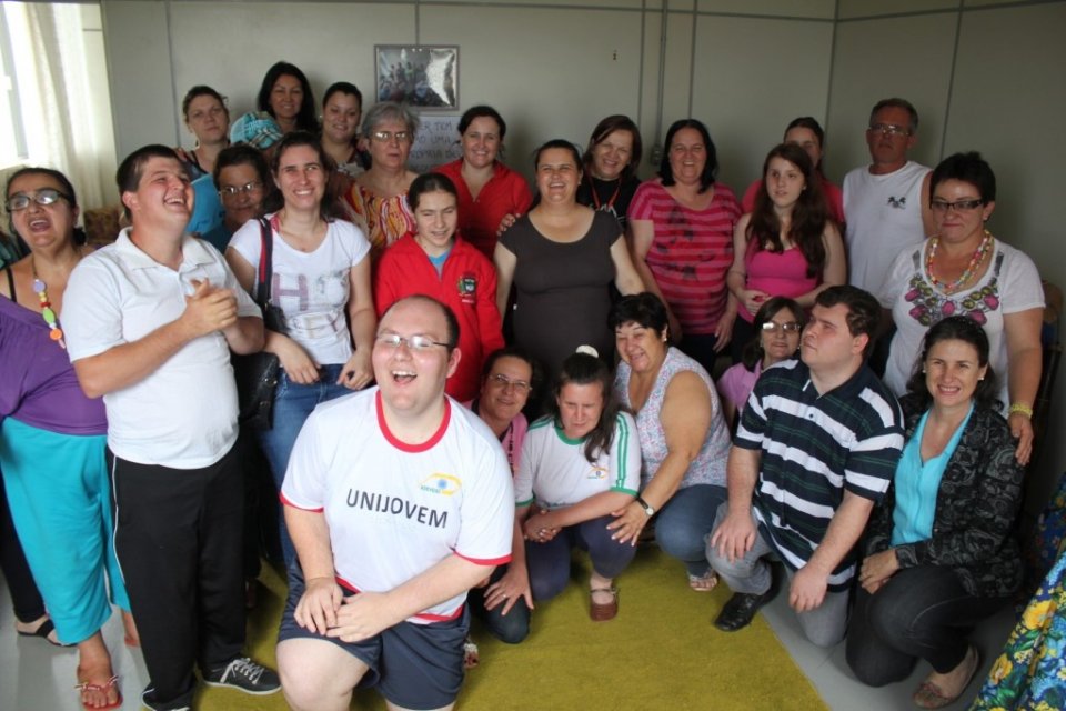 CONTAR HISTÓRIAS É UM ATO ENTRELAÇADO Á BRINCAR...