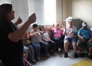 CONTAR HISTÓRIAS É UM ATO ENTRELAÇADO Á BRINCAR...