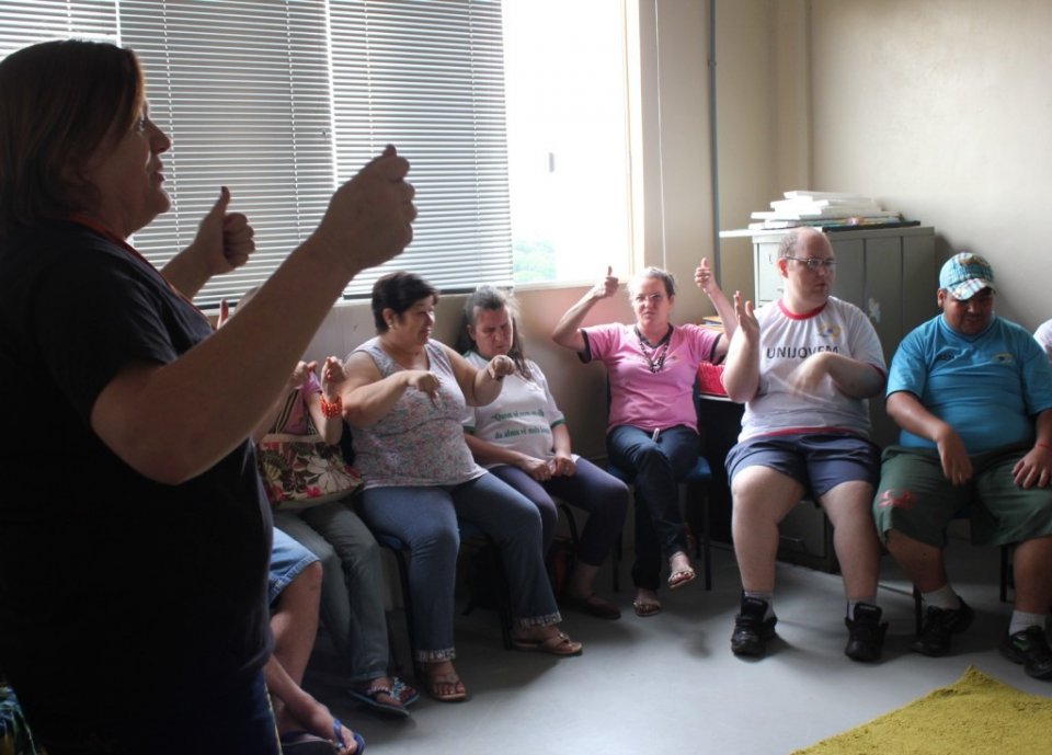 CONTAR HISTÓRIAS É UM ATO ENTRELAÇADO Á BRINCAR...