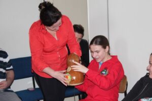 CONTAR HISTÓRIAS É UM ATO ENTRELAÇADO Á BRINCAR...