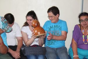 CONTAR HISTÓRIAS É UM ATO ENTRELAÇADO Á BRINCAR...