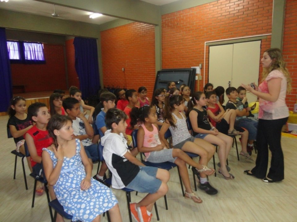 ESCOLAS RECEBEM EMPOLGADOS A TURMINHA DA RECICLAGEM