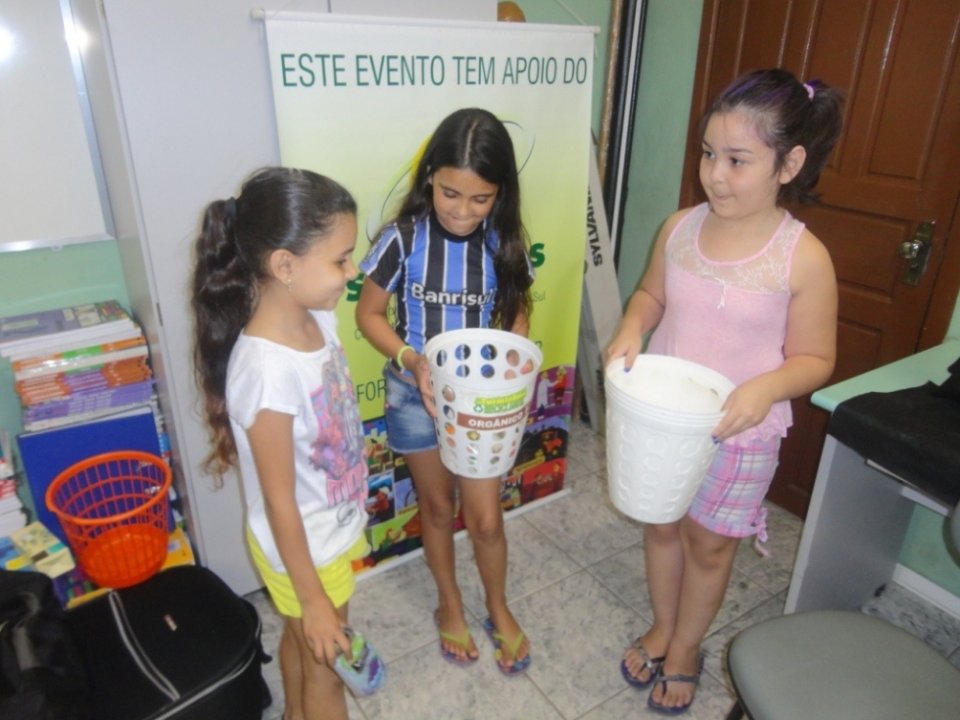 ESCOLAS RECEBEM EMPOLGADOS A TURMINHA DA RECICLAGEM