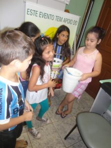 ESCOLAS RECEBEM EMPOLGADOS A TURMINHA DA RECICLAGEM
