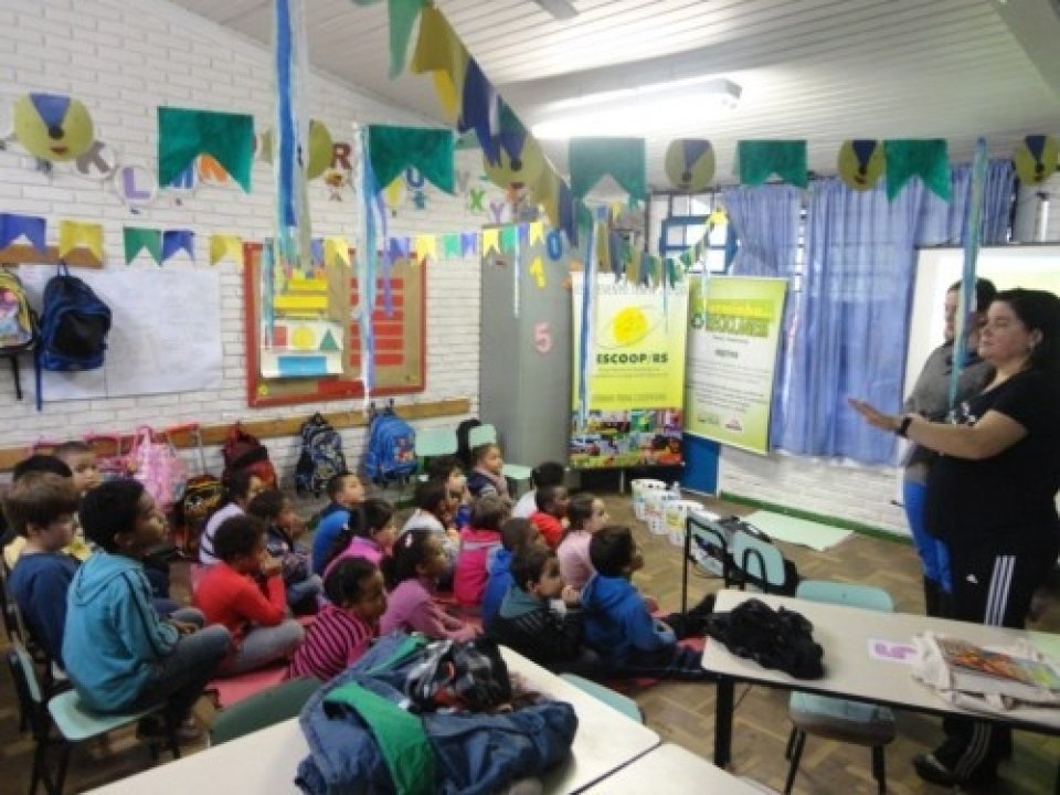 ALUNOS DE EDUCAÇÃO INFANTIL E ENSINO FUNDAMENTAL SE DIVERTEM E APRENDEM A CUIDAR DA NATUREZA