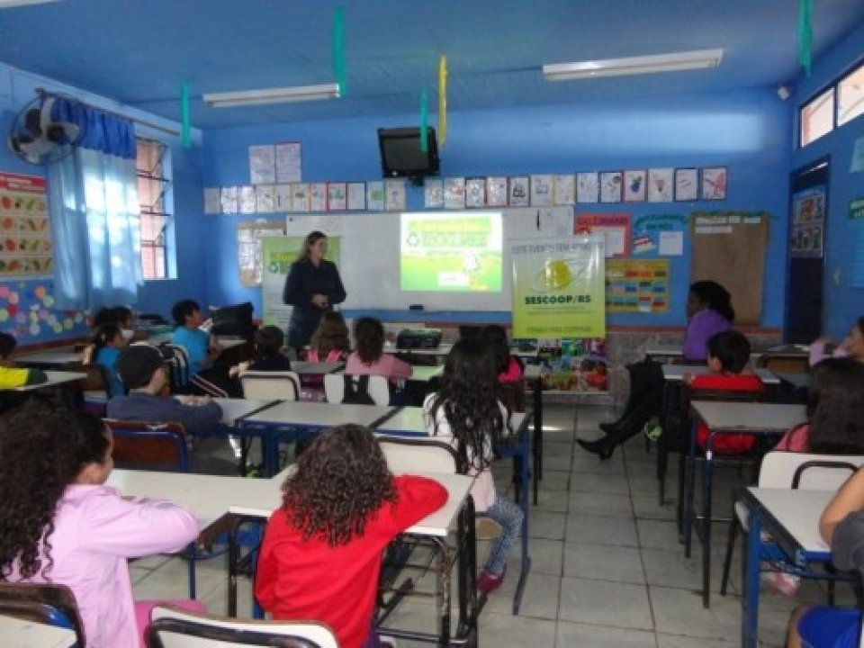 ALUNOS DE EDUCAÇÃO INFANTIL E ENSINO FUNDAMENTAL SE DIVERTEM E APRENDEM A CUIDAR DA NATUREZA