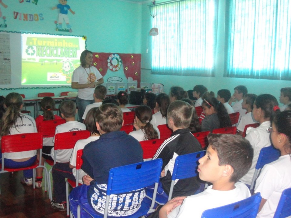 A TURMINHA DA RECICLAGEM REFORÇA ENSINAMENTOS COM ATIVIDADES PRÁTICAS EM ESCOLA