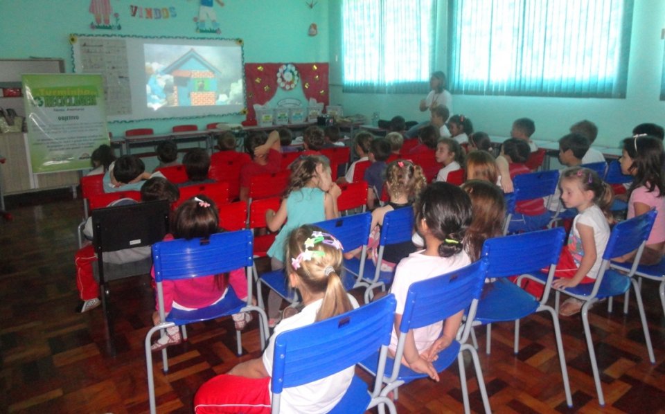 A TURMINHA DA RECICLAGEM REFORÇA ENSINAMENTOS COM ATIVIDADES PRÁTICAS EM ESCOLA