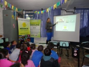 ALUNOS DE EDUCAÇÃO INFANTIL E ENSINO FUNDAMENTAL SE DIVERTEM E APRENDEM A CUIDAR DA NATUREZA