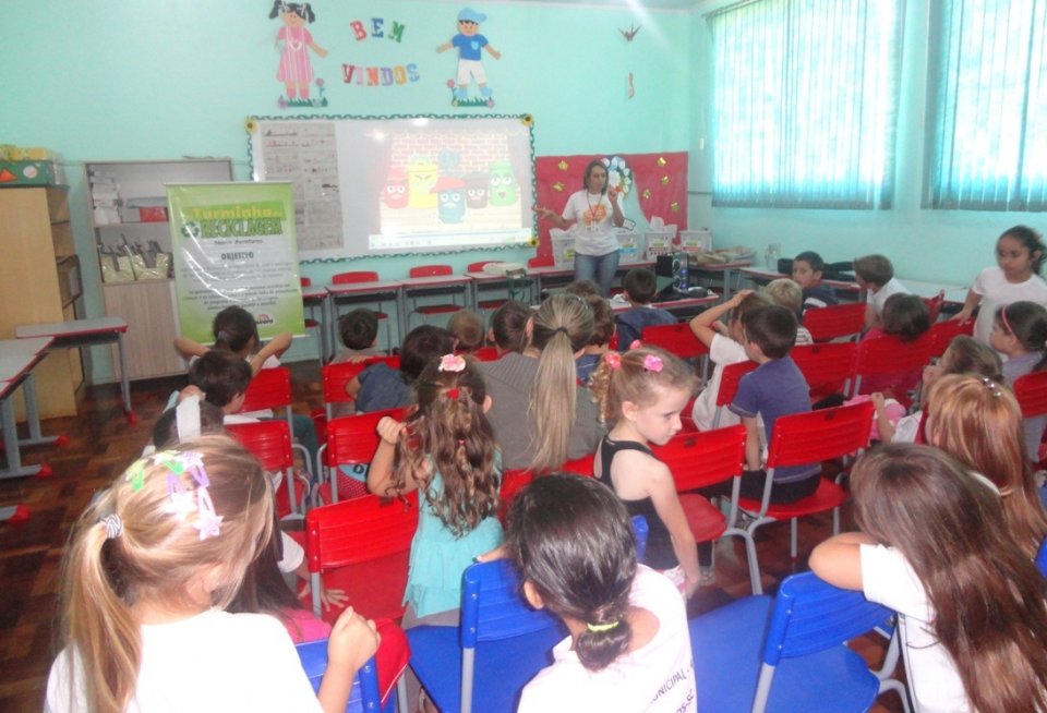 A TURMINHA DA RECICLAGEM REFORÇA ENSINAMENTOS COM ATIVIDADES PRÁTICAS EM ESCOLA