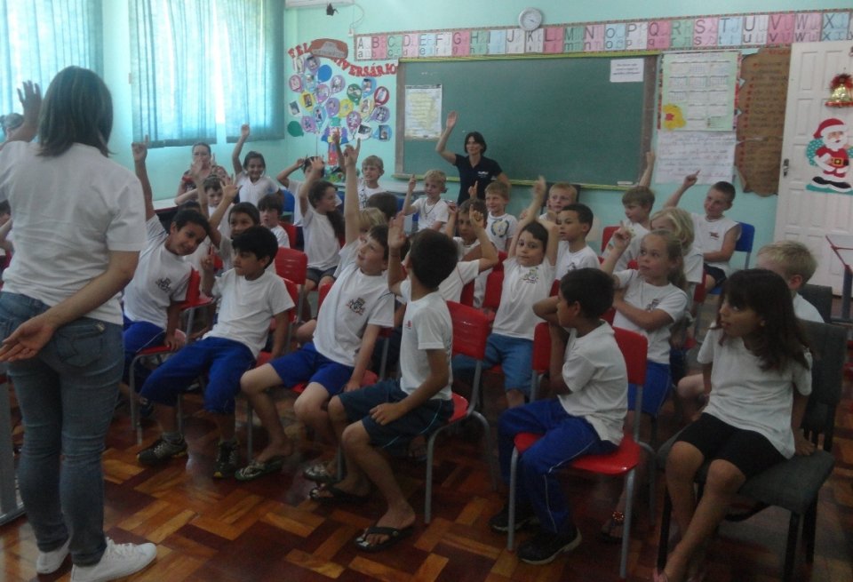 A TURMINHA DA RECICLAGEM REFORÇA ENSINAMENTOS COM ATIVIDADES PRÁTICAS EM ESCOLA