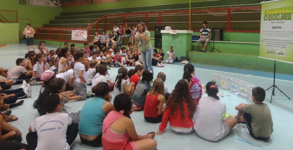 A TURMINHA DA RECICLAGEM REFORÇA ENSINAMENTOS COM ATIVIDADES PRÁTICAS EM ESCOLA