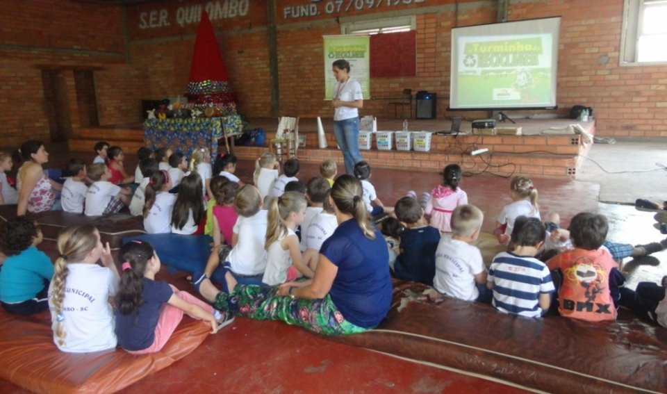 A TURMINHA DA RECICLAGEM REFORÇA ENSINAMENTOS COM ATIVIDADES PRÁTICAS EM ESCOLA