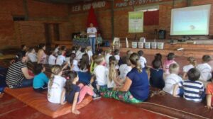 A TURMINHA DA RECICLAGEM REFORÇA ENSINAMENTOS COM ATIVIDADES PRÁTICAS EM ESCOLA