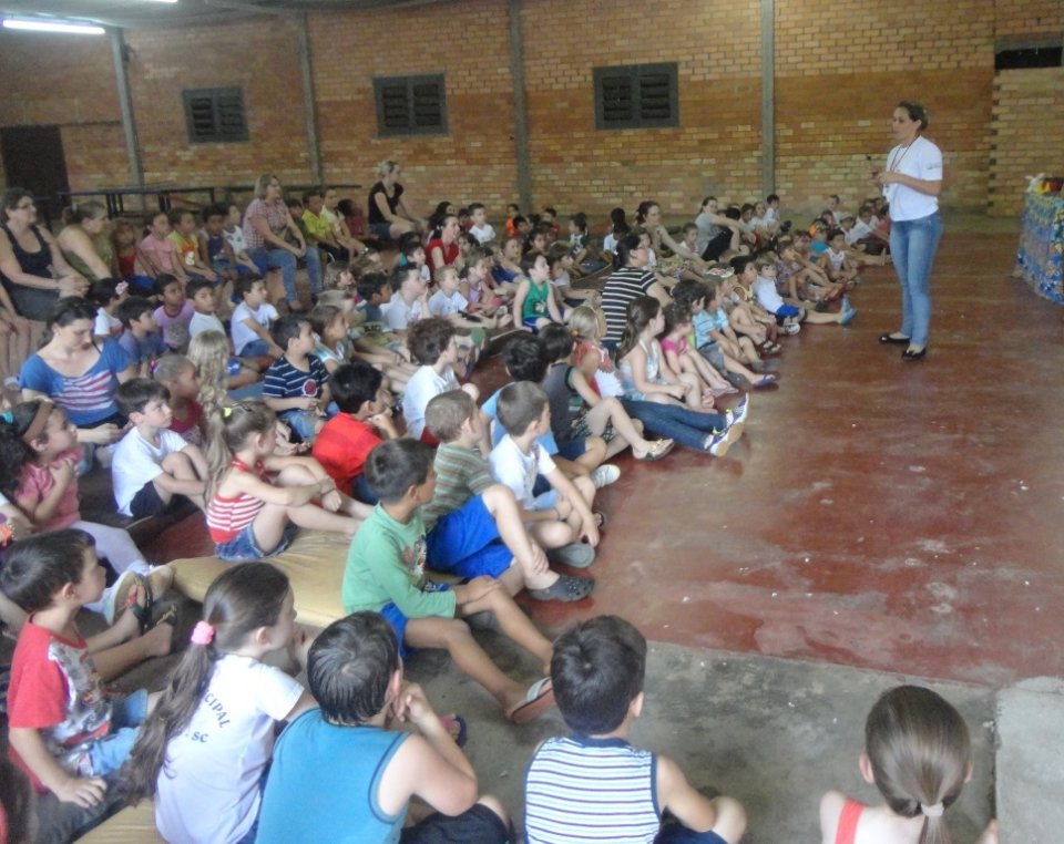 A TURMINHA DA RECICLAGEM REFORÇA ENSINAMENTOS COM ATIVIDADES PRÁTICAS EM ESCOLA