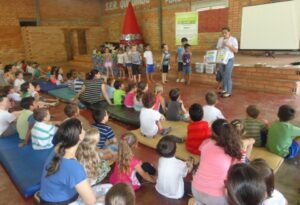 A TURMINHA DA RECICLAGEM REFORÇA ENSINAMENTOS COM ATIVIDADES PRÁTICAS EM ESCOLA
