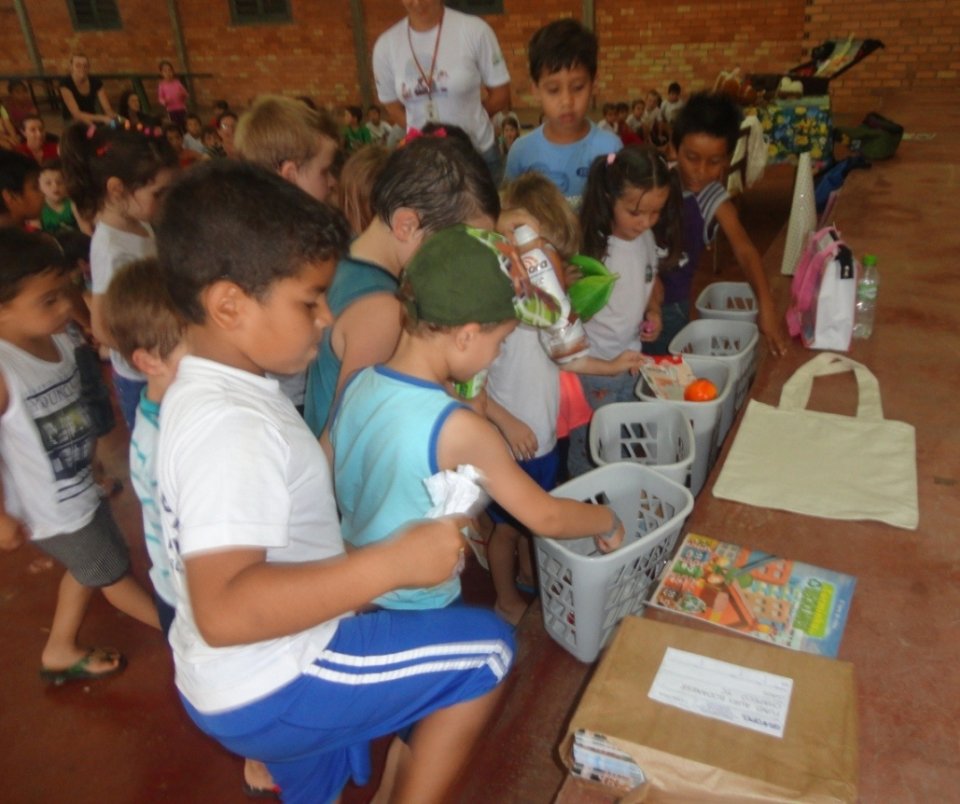 A TURMINHA DA RECICLAGEM REFORÇA ENSINAMENTOS COM ATIVIDADES PRÁTICAS EM ESCOLA