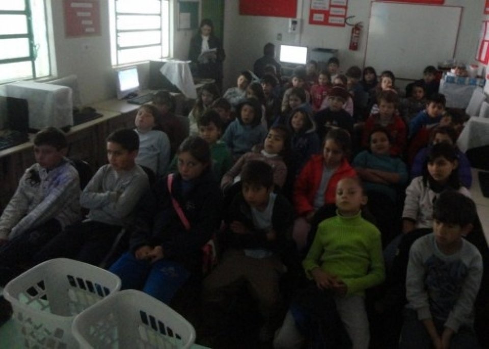 TURMINHA DA RECICLAGEM VISITA VÁRIAS ESCOLAS EM CHAPECÓ-SC