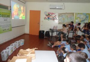 ALUNOS RELEMBRAM CONCEITOS DE EDUCAÇÃO AMBIENTAL COM A TURMINHA DA RECICLAGEM