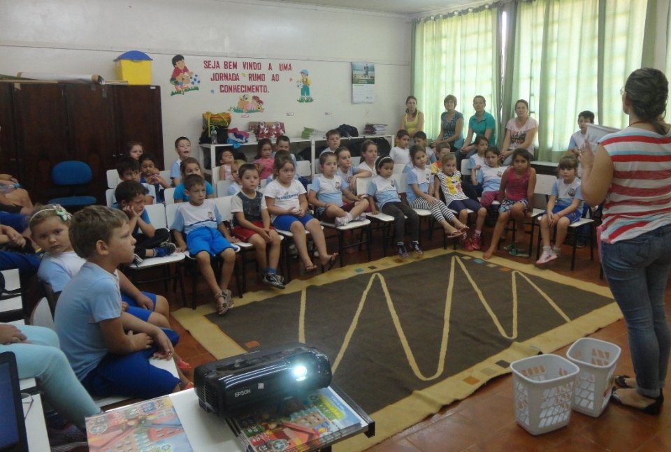 ALUNOS RELEMBRAM CONCEITOS DE EDUCAÇÃO AMBIENTAL COM A TURMINHA DA RECICLAGEM