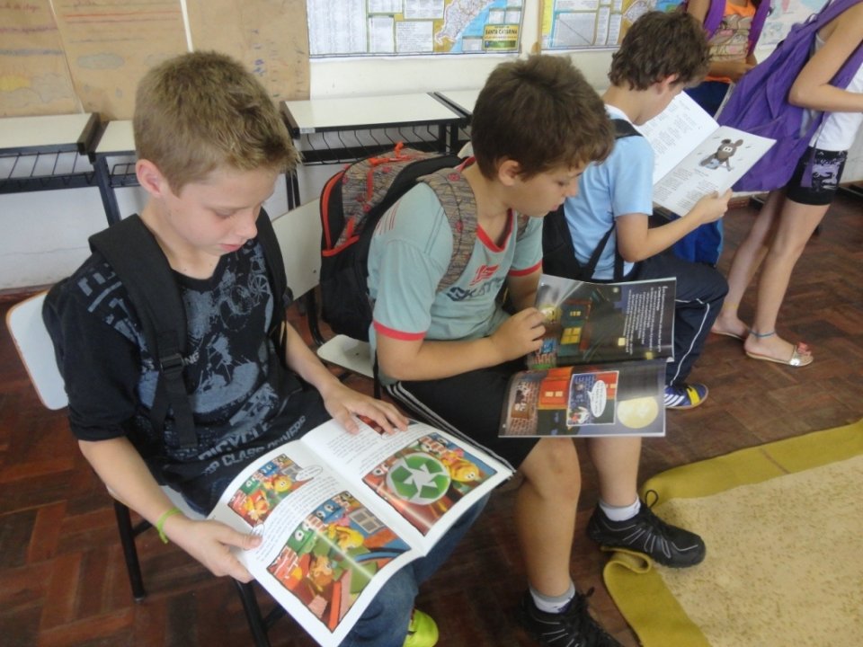 ALUNOS RELEMBRAM CONCEITOS DE EDUCAÇÃO AMBIENTAL COM A TURMINHA DA RECICLAGEM