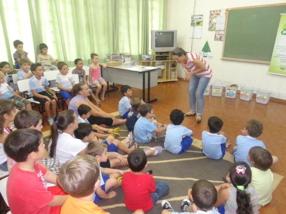 ALUNOS RELEMBRAM CONCEITOS DE EDUCAÇÃO AMBIENTAL COM A TURMINHA DA RECICLAGEM