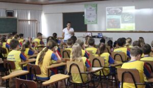 ALUNOS RELEMBRAM CONCEITOS DE EDUCAÇÃO AMBIENTAL COM A TURMINHA DA RECICLAGEM