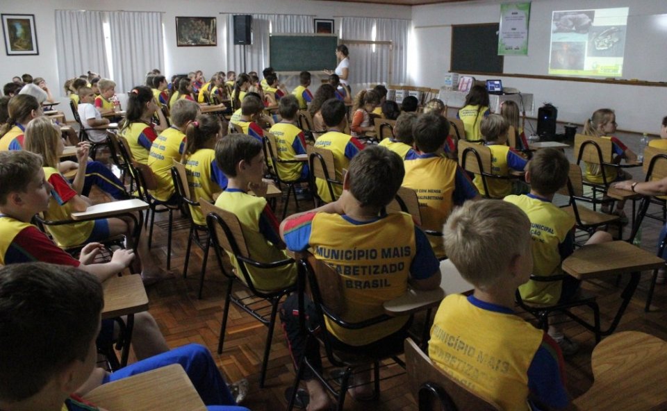 ALUNOS RELEMBRAM CONCEITOS DE EDUCAÇÃO AMBIENTAL COM A TURMINHA DA RECICLAGEM