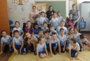 ALUNOS INTERAGEM E SE DIVERTEM COM A CONTAÇÃO DE HISTÓRIA