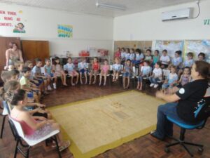 ALUNOS INTERAGEM E SE DIVERTEM COM A CONTAÇÃO DE HISTÓRIA