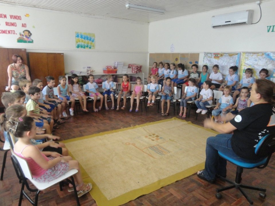 ALUNOS INTERAGEM E SE DIVERTEM COM A CONTAÇÃO DE HISTÓRIA