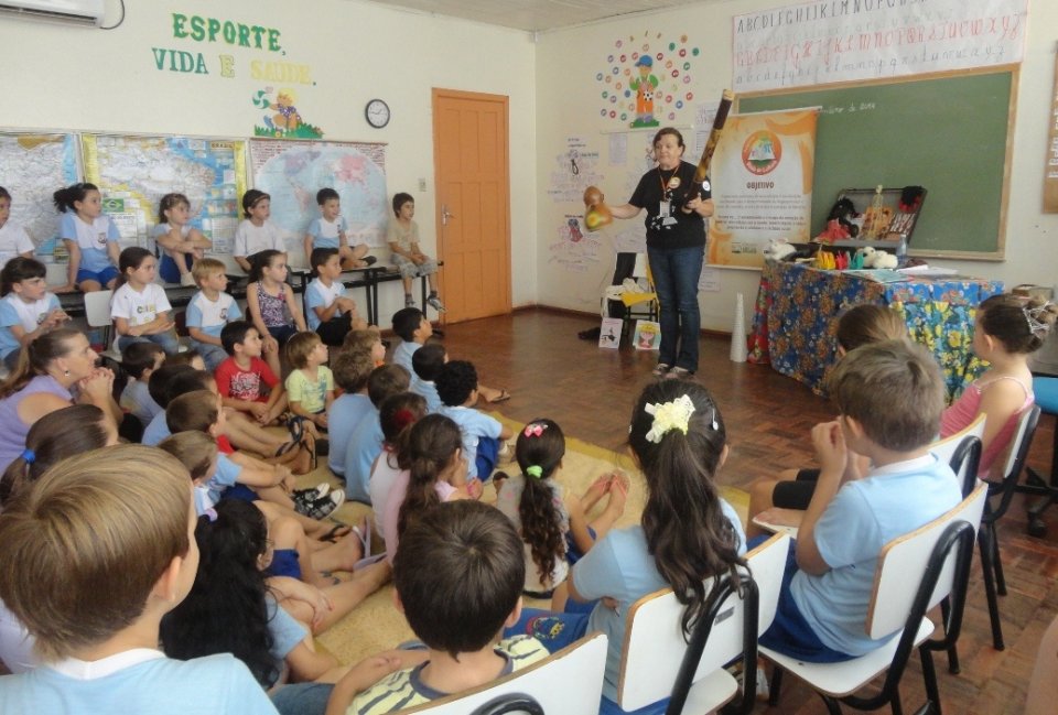 ALUNOS INTERAGEM E SE DIVERTEM COM A CONTAÇÃO DE HISTÓRIA