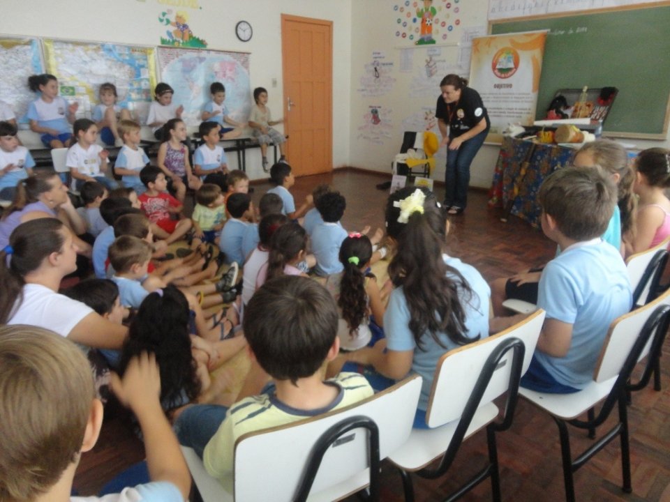 ALUNOS INTERAGEM E SE DIVERTEM COM A CONTAÇÃO DE HISTÓRIA