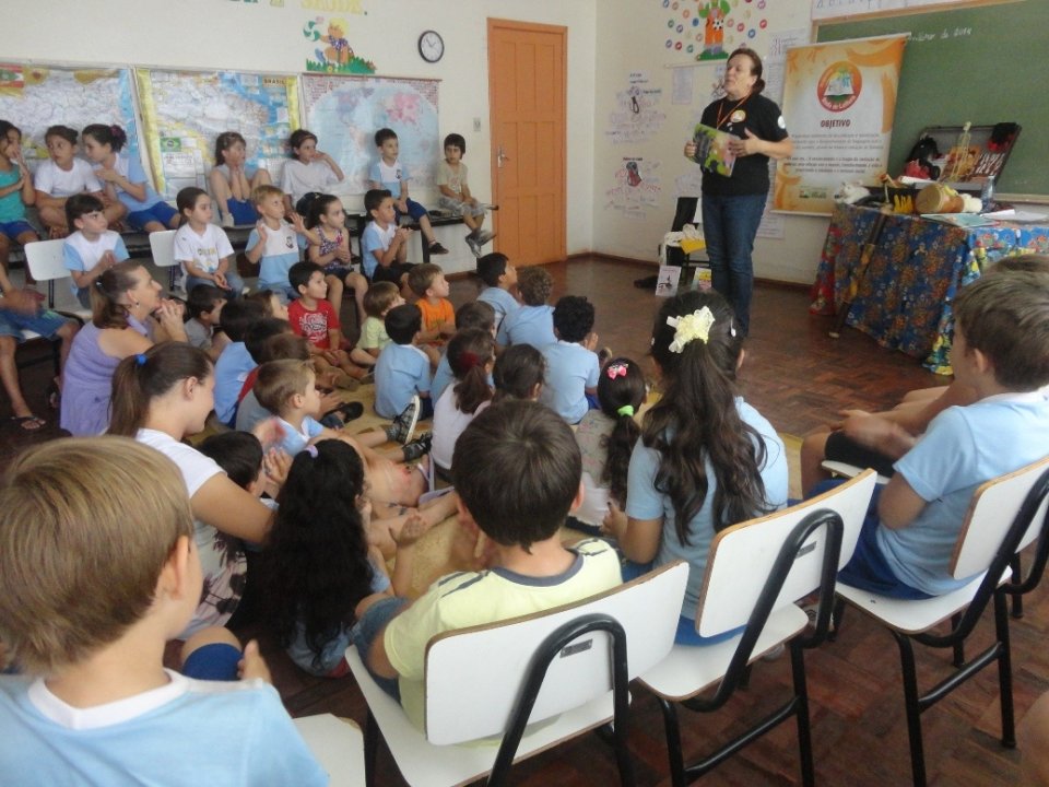 ALUNOS INTERAGEM E SE DIVERTEM COM A CONTAÇÃO DE HISTÓRIA