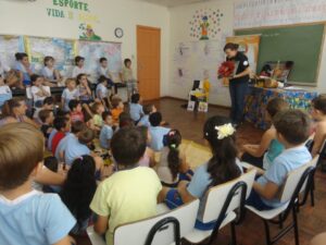 ALUNOS INTERAGEM E SE DIVERTEM COM A CONTAÇÃO DE HISTÓRIA