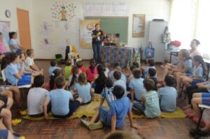 ALUNOS INTERAGEM E SE DIVERTEM COM A CONTAÇÃO DE HISTÓRIA