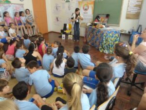 ALUNOS INTERAGEM E SE DIVERTEM COM A CONTAÇÃO DE HISTÓRIA