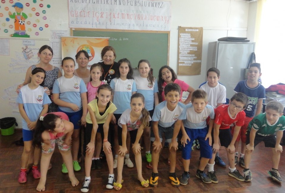 ALUNOS INTERAGEM E SE DIVERTEM COM A CONTAÇÃO DE HISTÓRIA