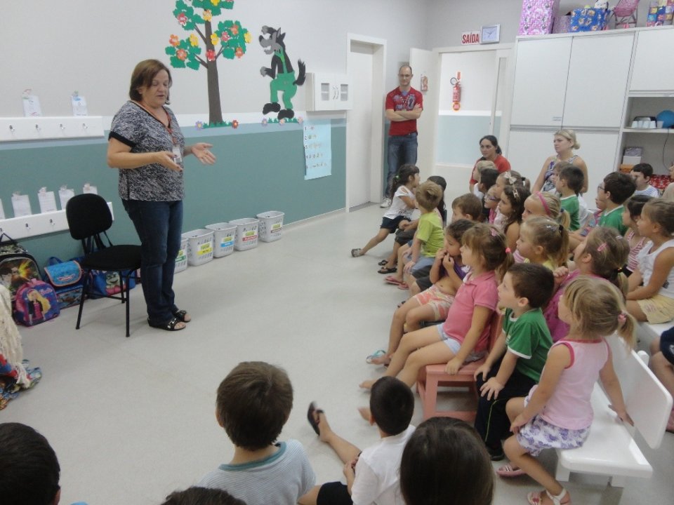 ALUNOS INTERAGEM E SE DIVERTEM COM A CONTAÇÃO DE HISTÓRIA