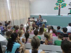 ALUNOS INTERAGEM E SE DIVERTEM COM A CONTAÇÃO DE HISTÓRIA