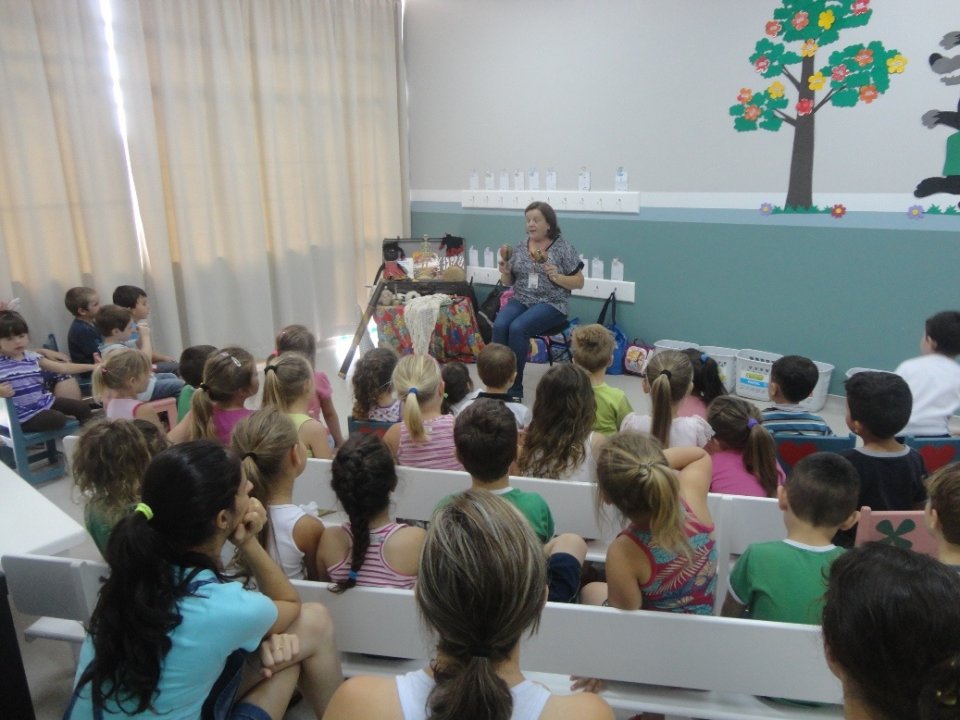 ALUNOS INTERAGEM E SE DIVERTEM COM A CONTAÇÃO DE HISTÓRIA