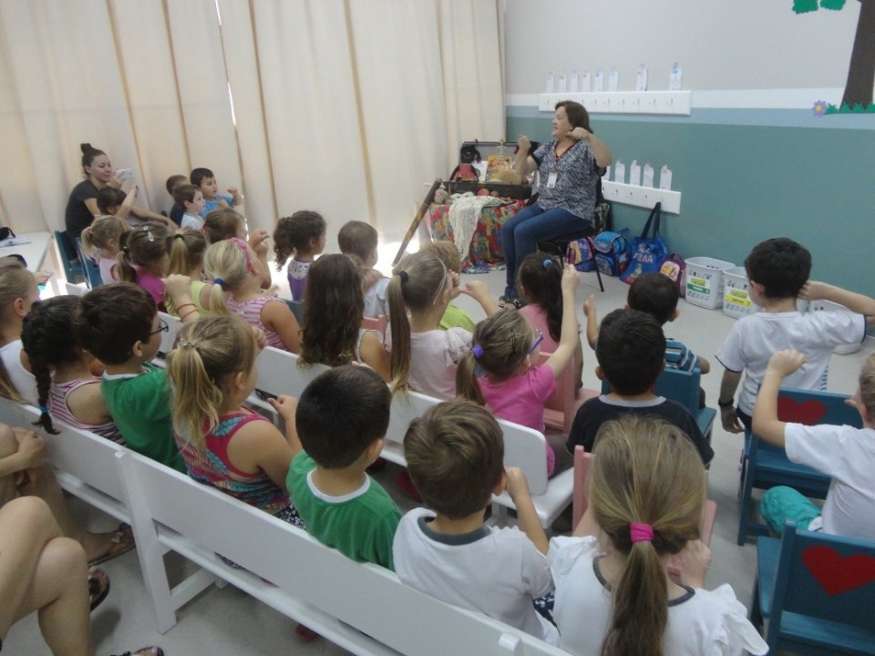 ALUNOS INTERAGEM E SE DIVERTEM COM A CONTAÇÃO DE HISTÓRIA